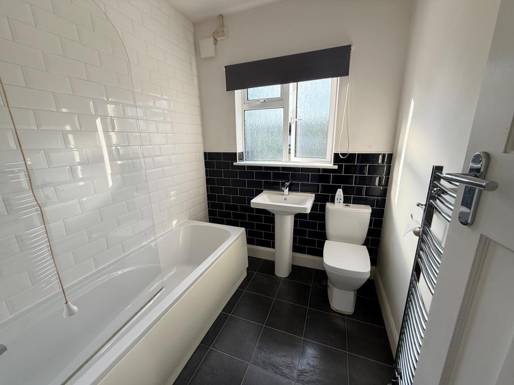 Lot: 59 - THREE-BEDROOM HOUSE FOR REPAIR AND IMPROVEMENT - Three piece bathroom suite